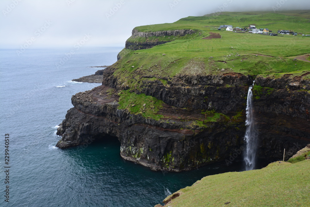 Village et Cascade Gasadalur Vagar îles Féroé - Faroe Island