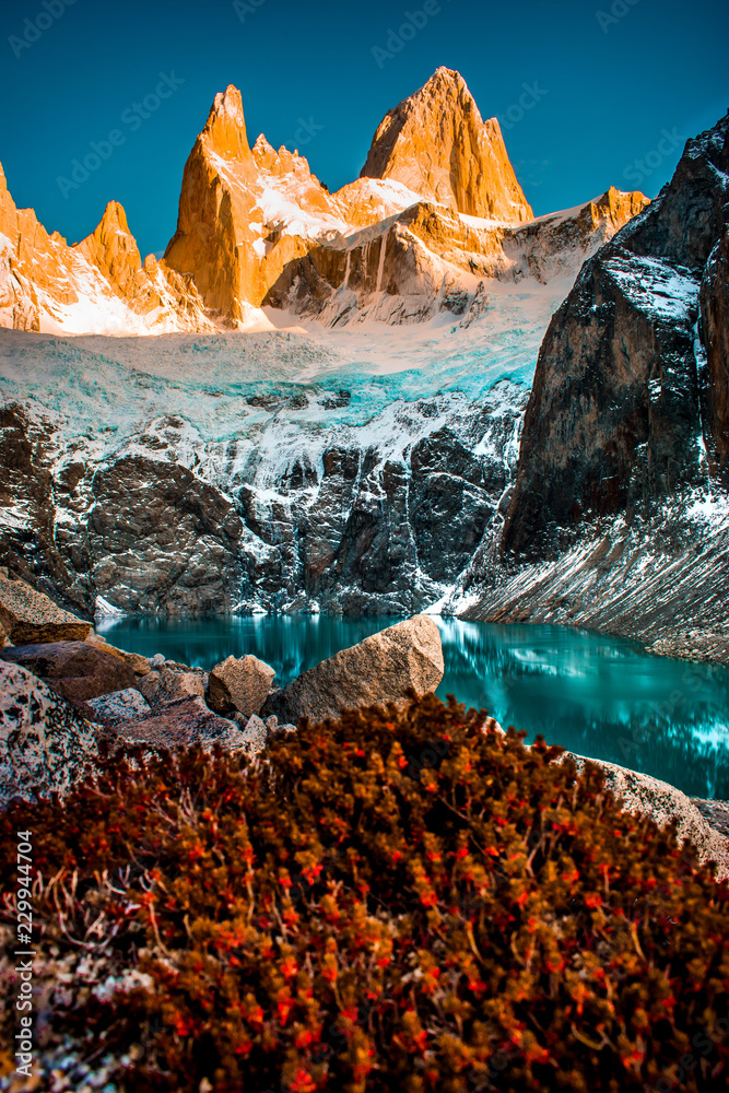 Amanecer en laguna sucia,Cerro Fitz Roy,Patagonia Argentina - obrazy, fototapety, plakaty 