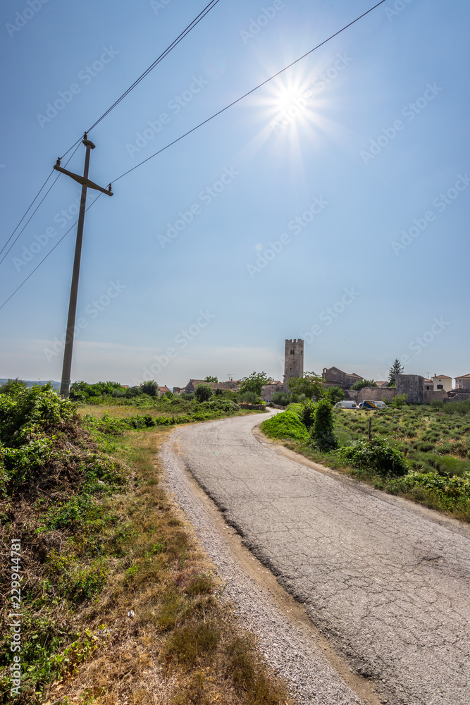 Straße in einen beschaulichen Ort in Kroatien, Lavendelfelder 