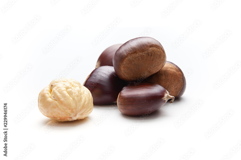 Fototapeta premium A isolated bunch of chestnuts isolated on white background
