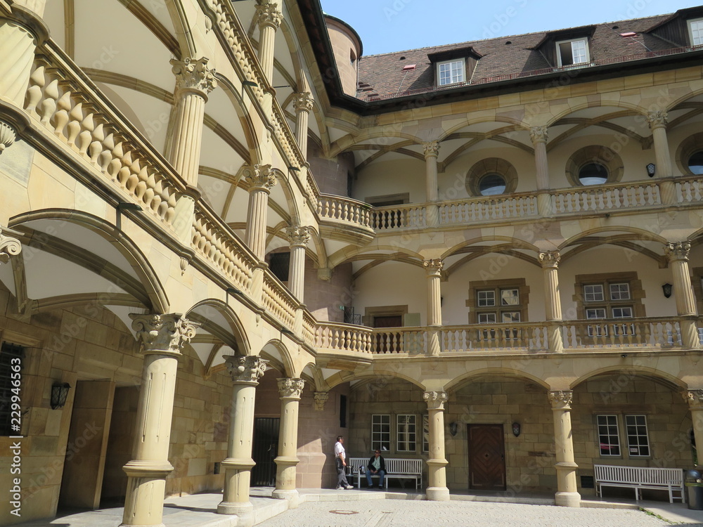 Säulen im Innenhof Altes Schloss