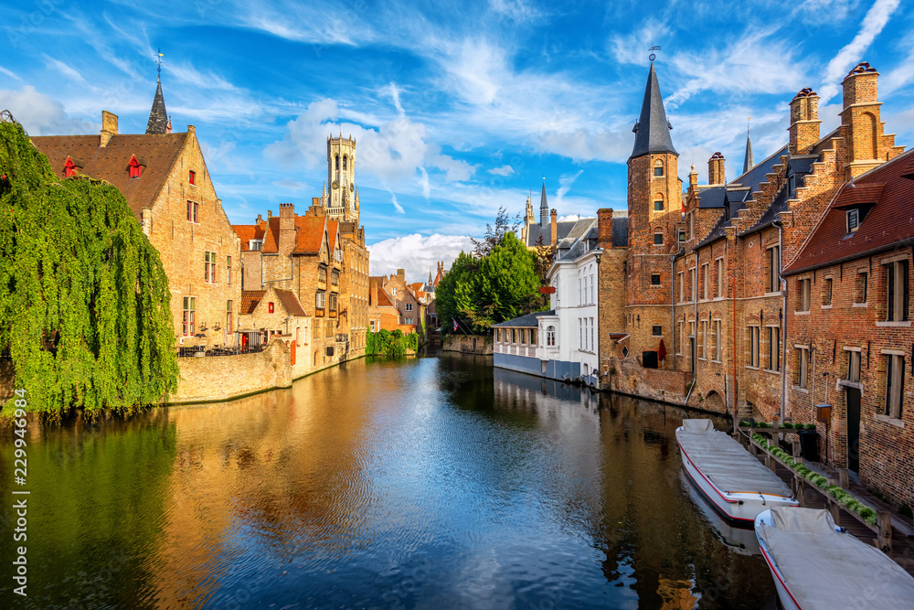 Naklejka premium Historyczne Stare Miasto w Brugii, Belgia, wpisane na Listę Światowego Dziedzictwa Kultury UNESCO