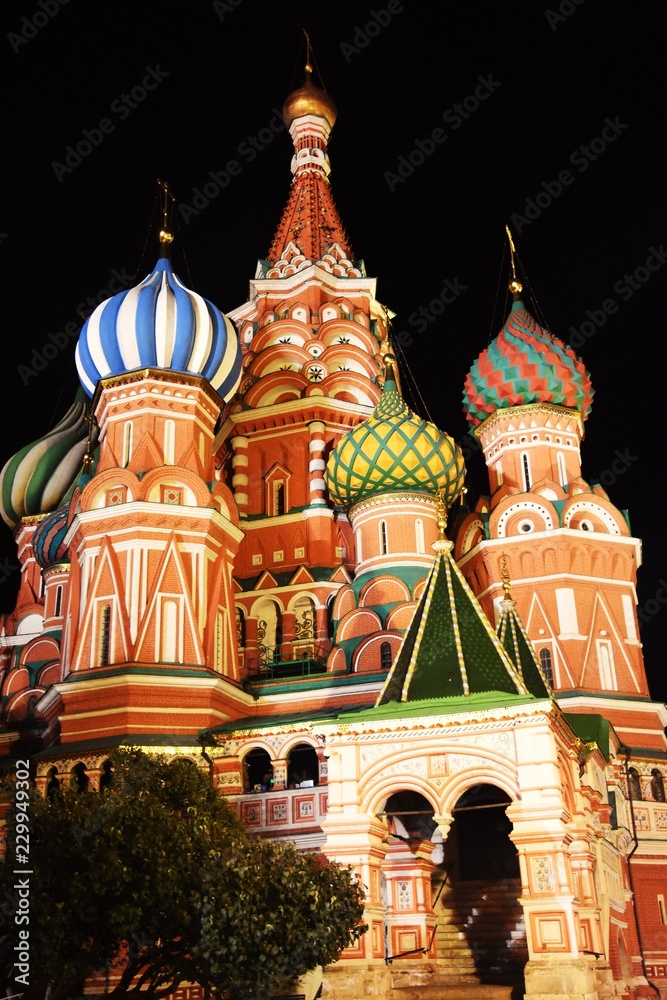 Fototapeta premium Saint Basils cathedral on the Red Square in Moscow. Color night photo.