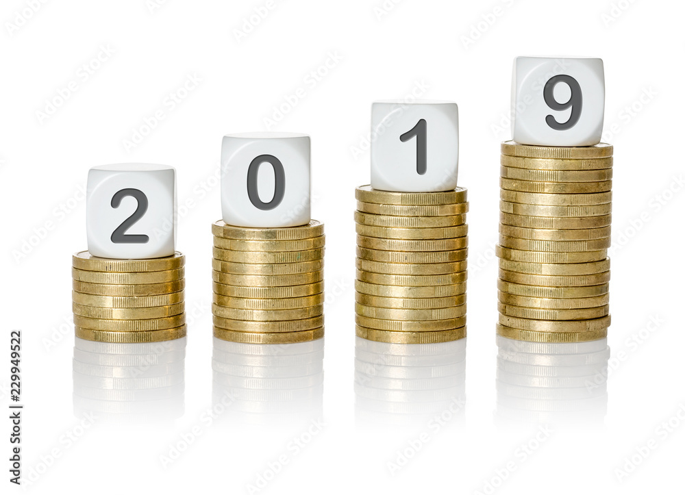 Aufsteigende Münzstapel mit Buchstabenwürfeln - 2019 Aufsteigende Münzstapel mit Buchstabenwürfeln - 2019