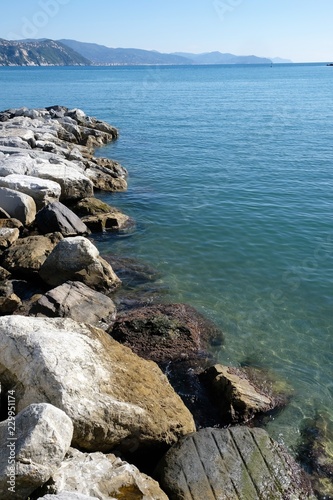 panorama mare acqua costa rocce scogliera natura 