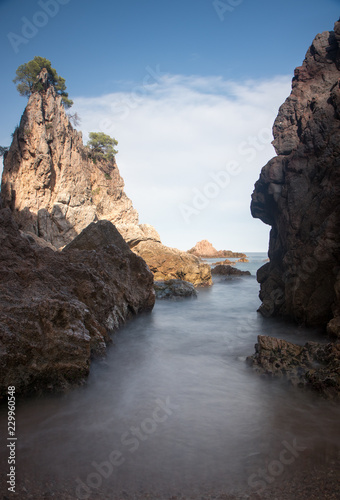 playa con rocas y cielo