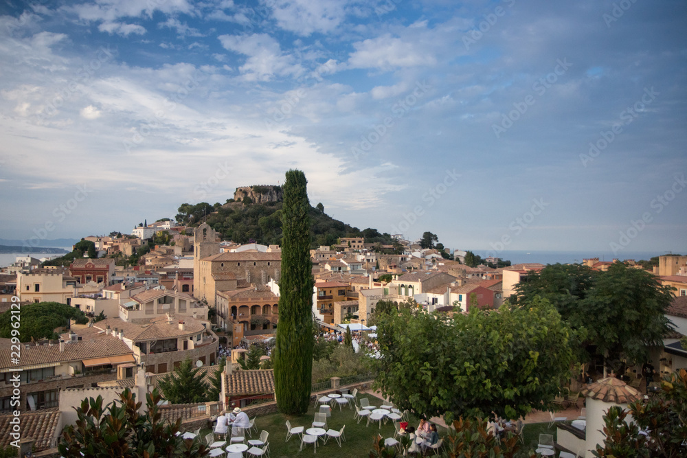 Obraz premium pueblo encima de un montaña