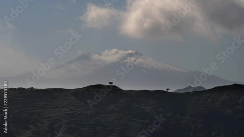 IL vulcano Etna mentre  è attivo in pieno giorno