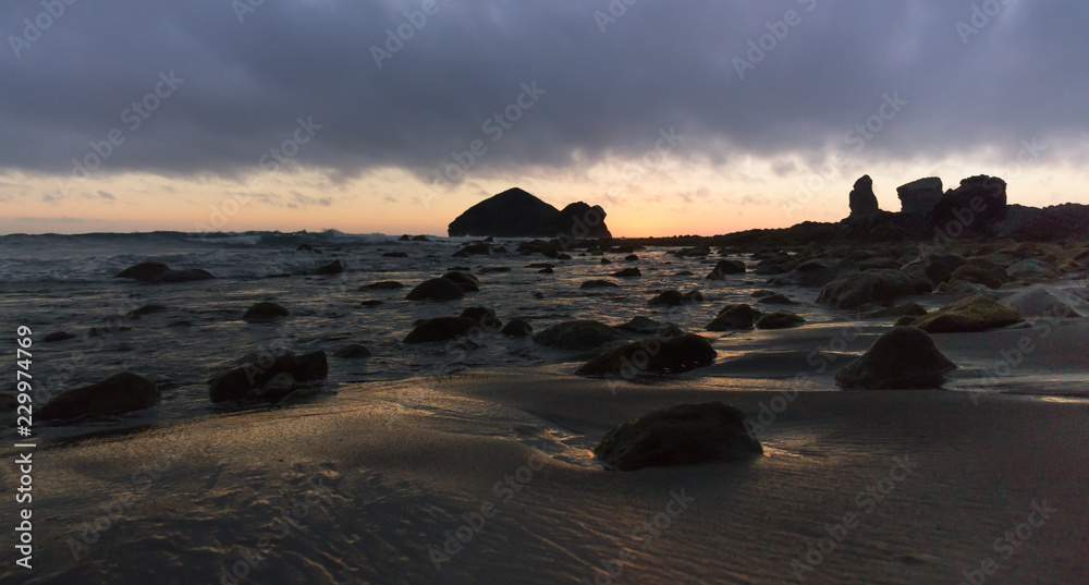 Strand mit Felsen / Mosteiros auf Sao Miguel