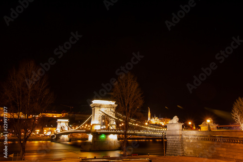 Kettenbrücke über die Donau in Budapest, Hauptstadt von Ungarn bei Nacht mit Beleuchtung