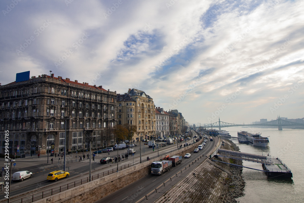 Skyline von Budapest, Blick nach Süden: Die Straße Pesti also Rkp am Flussufer der Donau Skyline von Budapest, Blick nach Süden: Die Straße Pesti also Rkp am Flussufer der Donau