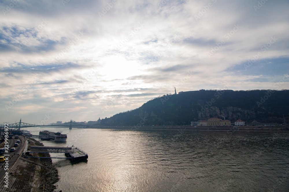 Skyline: Blick von der Elisabethbrücke (Erzsebet Hid) in Richtung Süden. Donau in der Hauptstadt Budapest, Ungarn, Europa