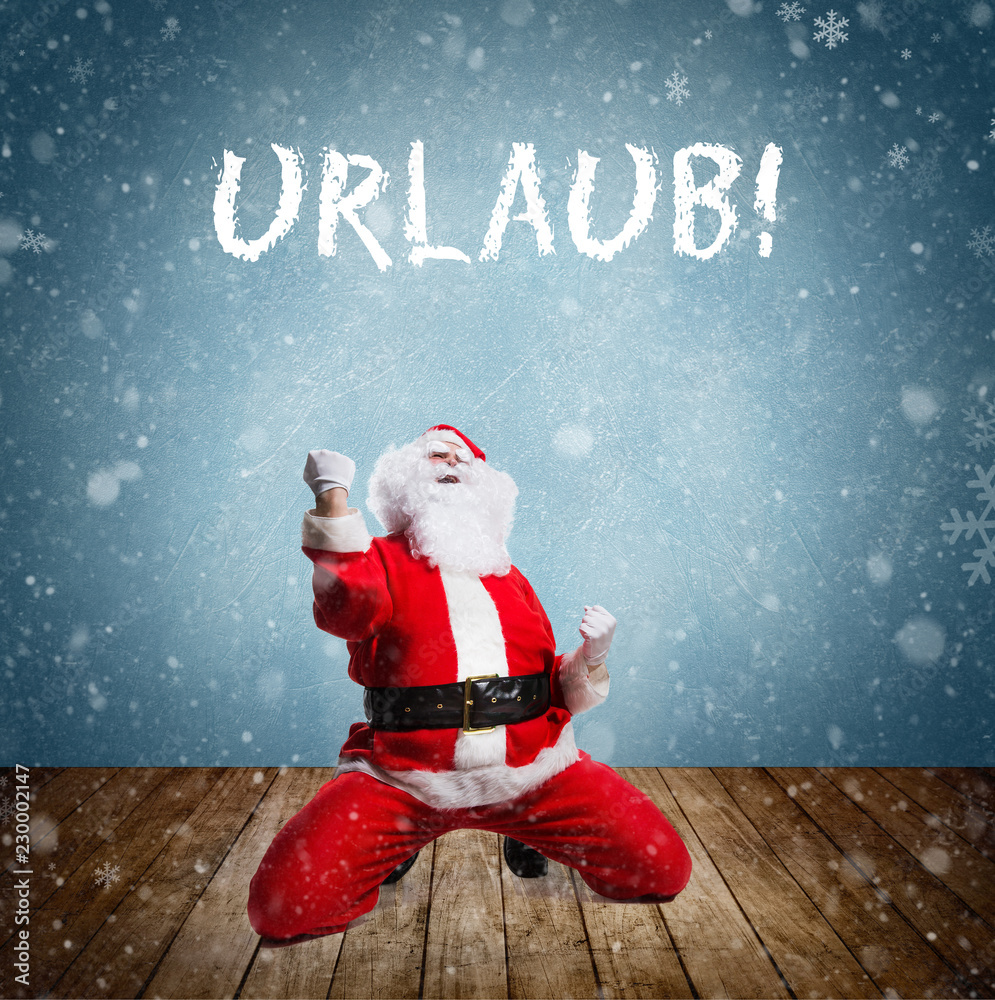 Weihnachtsmann freut sich über Urlaub StockFoto Adobe Stock