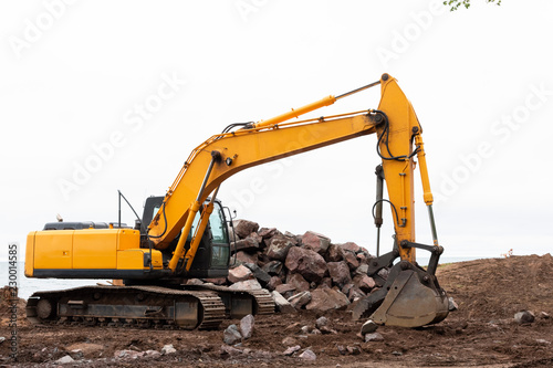 Φωτογραφία excavator along shoreline on Lake Superior
