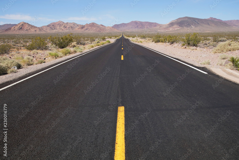 Naklejka premium Route vers l'horizon