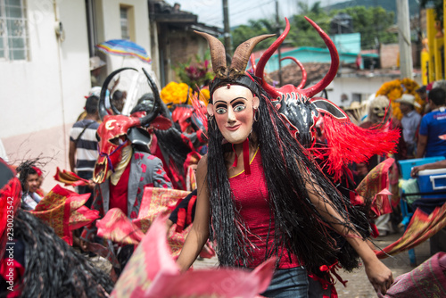 danzantes de carnaval mascaras, sombreros cuerno,zombie, diablo 