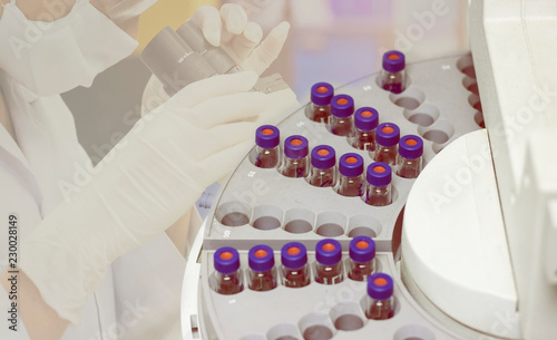 Fotografie Top view of vials are arranged in the auto sampler for GC chromatography in labo
