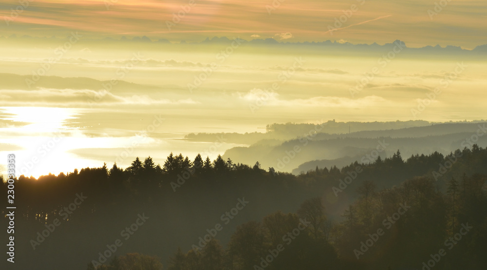 Überlinger See mit Bodanrück im herbstlichen Sonnenaufgang aus der Luft