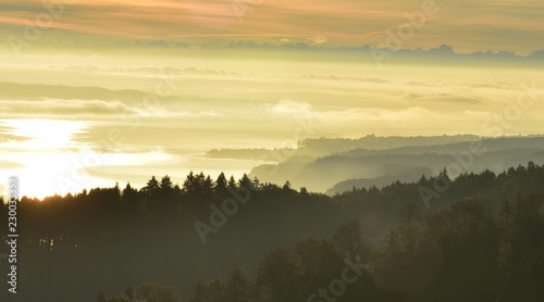 Überlinger See mit Bodanrück im herbstlichen Sonnenaufgang aus der Luft