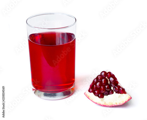 Tableau sur toile Fresh pomegranate juice in a glass beaker and sliced pomegranate slice isolated