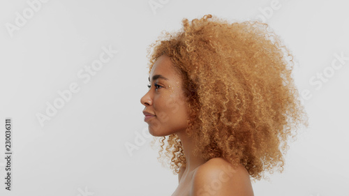 Fotografía mixed race black blonde model with curly hair