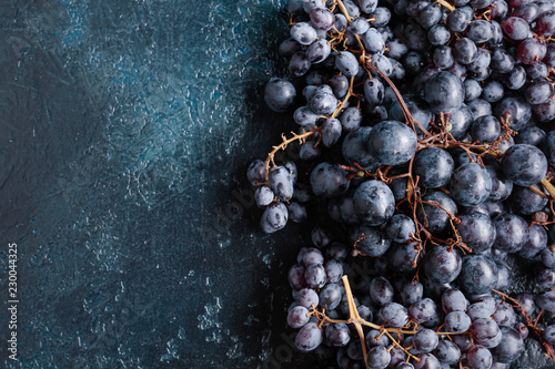 Slika na platnu Top view of dark blue grapes on a vintage background.