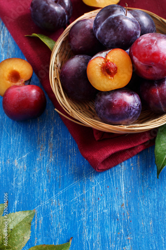 Tableau sur toile Fresh plums with leaves