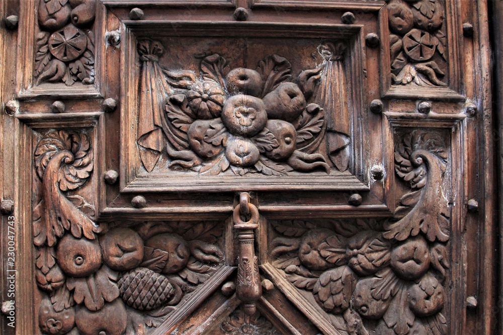 Vieille porte en bois à Cahors. Vieille porte en bois à Cahors.
