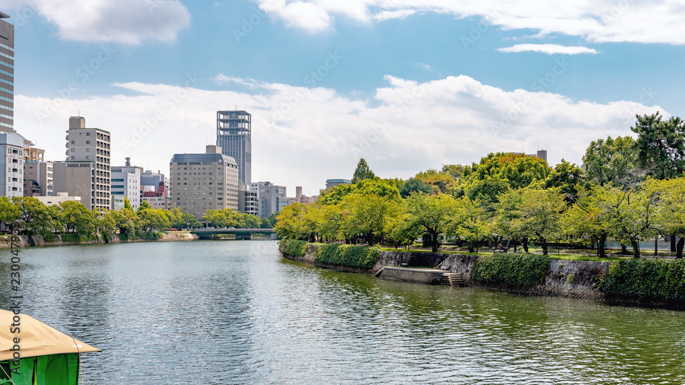 広島市街地と元安川の風景