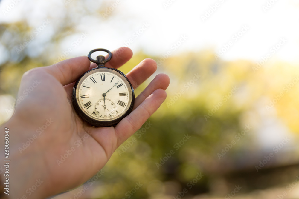 Retro Taschenuhr in Männerhand, Symbol für Zeit, Textfreiraum Retro Taschenuhr in Männerhand, Symbol für Zeit, Textfreiraum