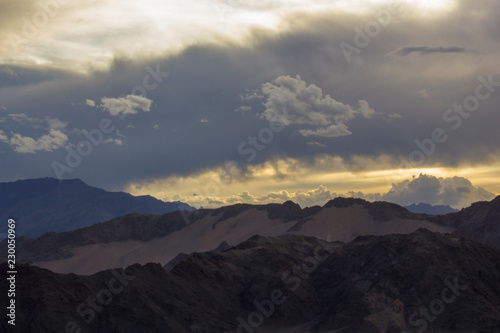 Fototapeta Naklejka Na Ścianę i Meble -  heavy sunset sky over the desert mountain ranges