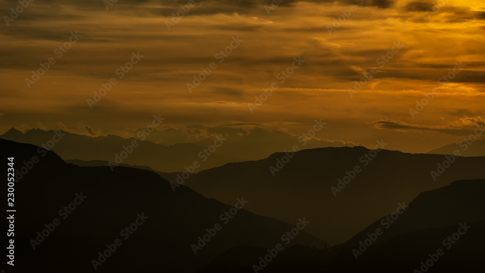Blick bei Sonnenuntergang über die Südtiroler Berge