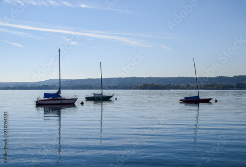 barche ormeggiate al lago maggiore