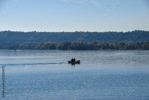 barca di pescatori sul lago maggiore