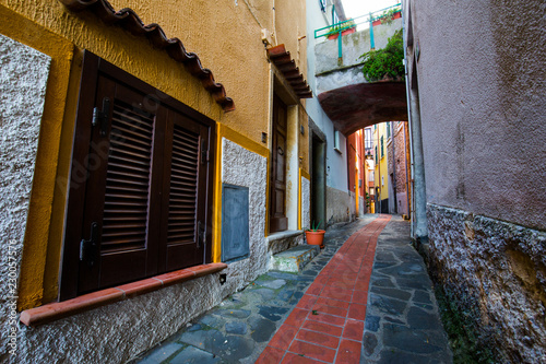 Fototapeta Naklejka Na Ścianę i Meble -  Narrow street in village of Manarola, five terre, Italy.