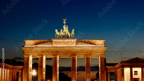 Brandenburger Tor in Berlin bei Nacht, Quadriga