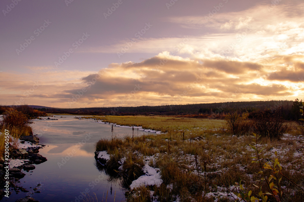 Obraz premium water surface during sunset