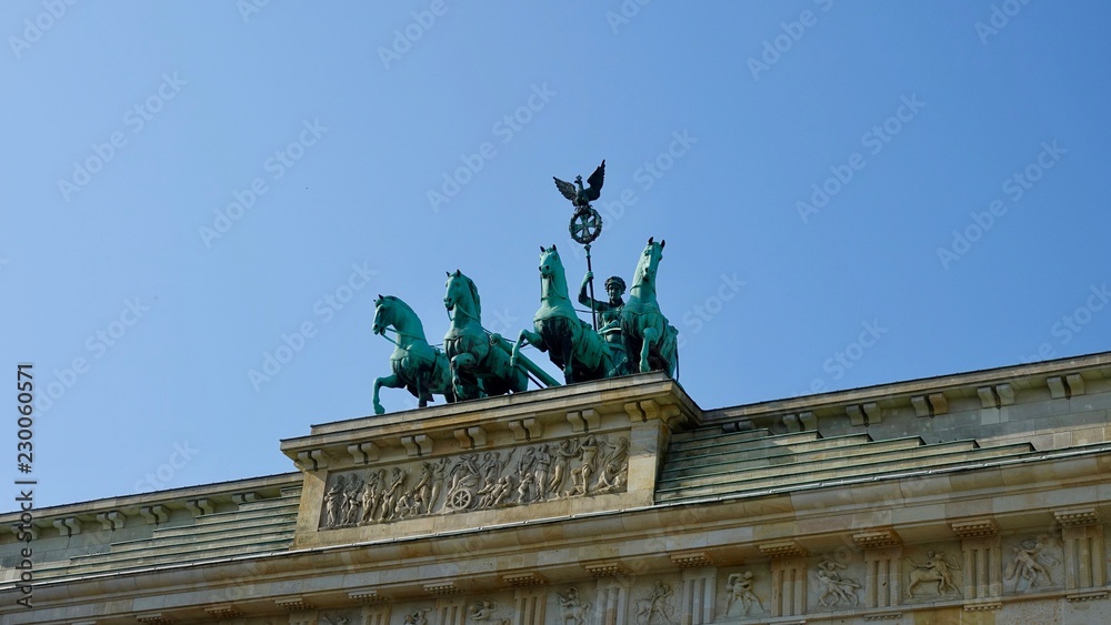 Naklejka premium Quadriga auf Brandenburger Tor in Berlin