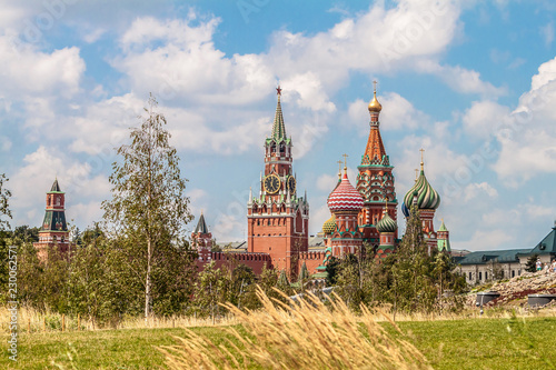 Photography view on st basils cathedral and kremlin in moscow