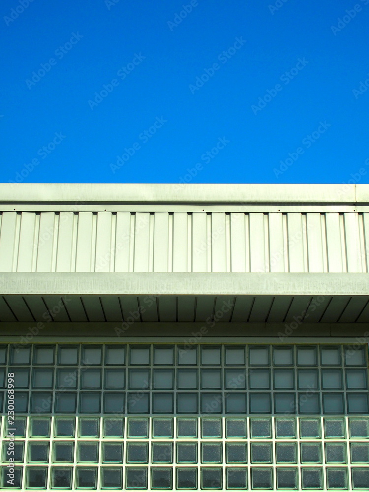 Fototapeta premium ガラス壁と青空