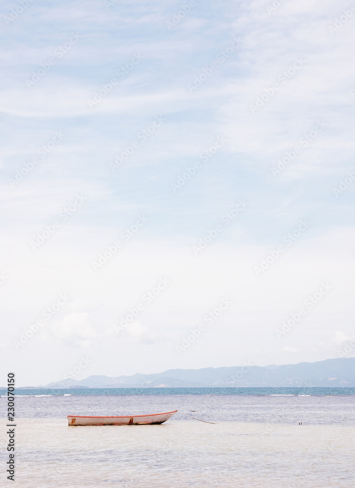 Naklejka premium Still video boat on water, koh Samui island at horizon line