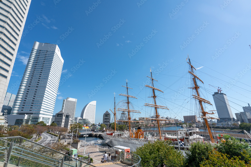 Naklejka premium みなとみらい地区の都市風景