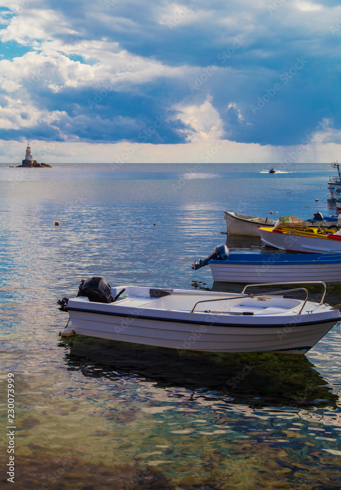 Obraz premium Beautiful landscape with boats in the sea
