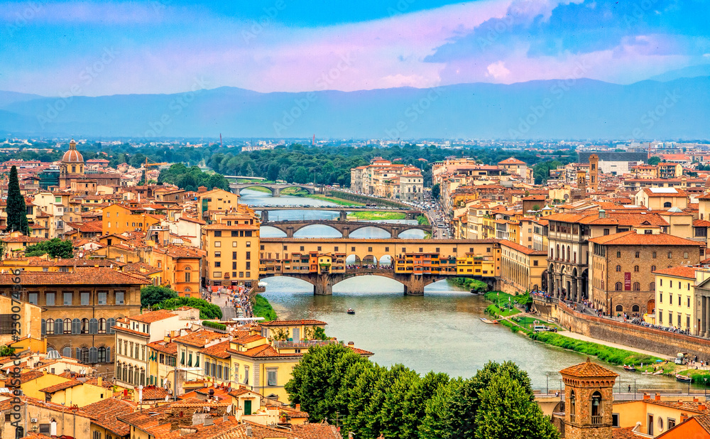 Fototapeta premium Widok z lotu ptaka średniowieczny kamienny most Ponte Vecchio nad rzeką Arno we Florencji, Toskania, Włochy. Florencja pejzaż miejski. Architektura i punkt orientacyjny we Florencji.