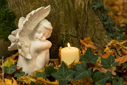 Engel mit Kerze im Waldfriedhof photo