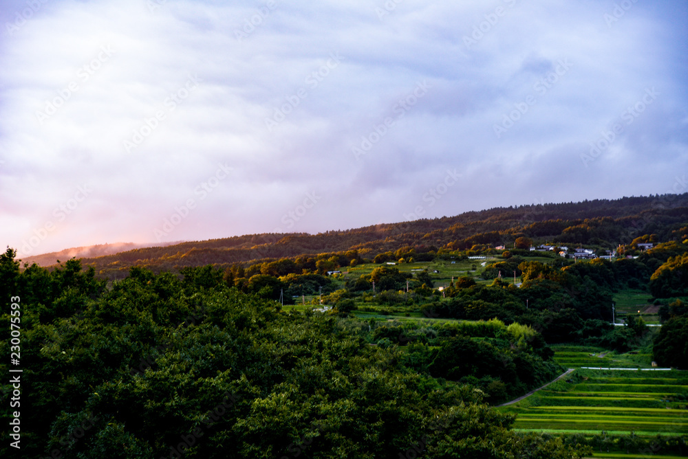 Naklejka premium 夕暮れの山村