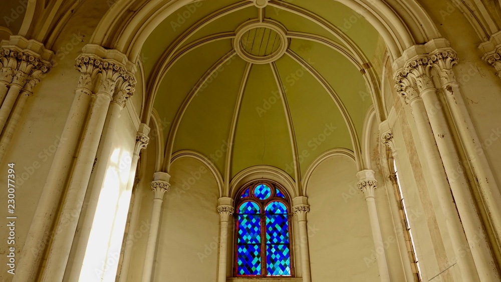 Blaues Fenster in alter Kirche