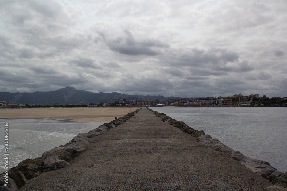 Fototapeta premium Au milieu de la digue