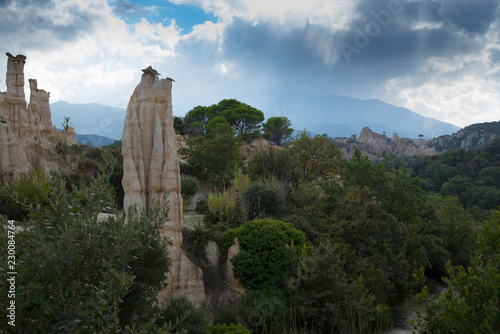 Les Orgues (Orgelpfeifen) von Ille sur Tet in den französischen Pyrenäen photo