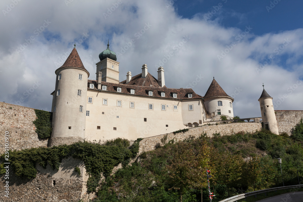 Замок Шёнбюэль в Австрии